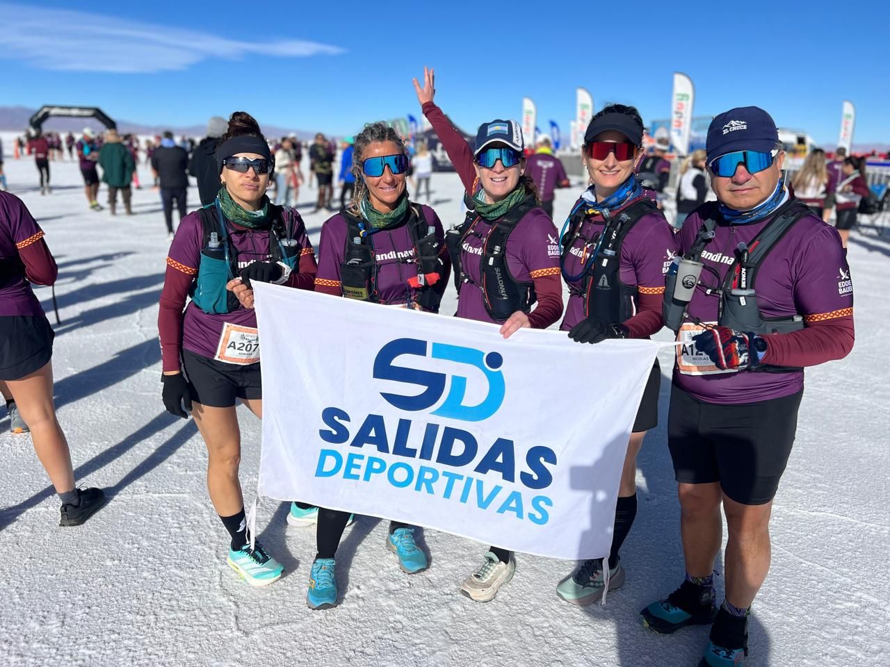 Grupo de corredores en las Salinas Grandes